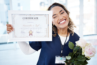Cuidadora sorrindo com certificado de capacitação